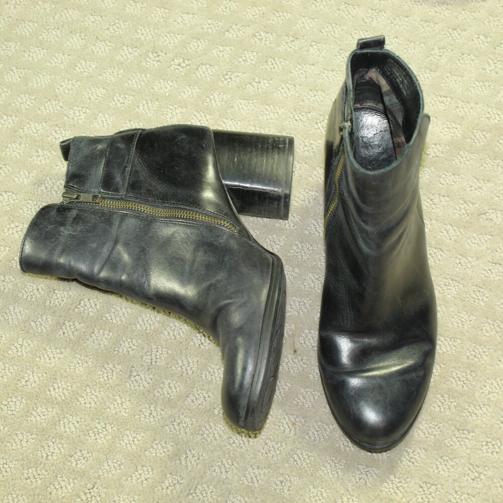 Born Women's 9M Black 2.5" Heeled Ankle Boots